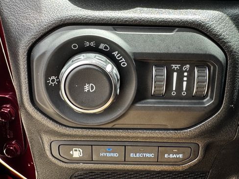 Used 2022 Jeep Wrangler Unlimited Sahara AWD/4WD image 25
