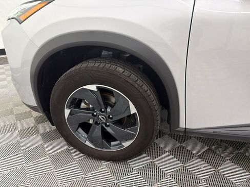 Used 2024 Nissan Rogue SV AWD/4WD image 12