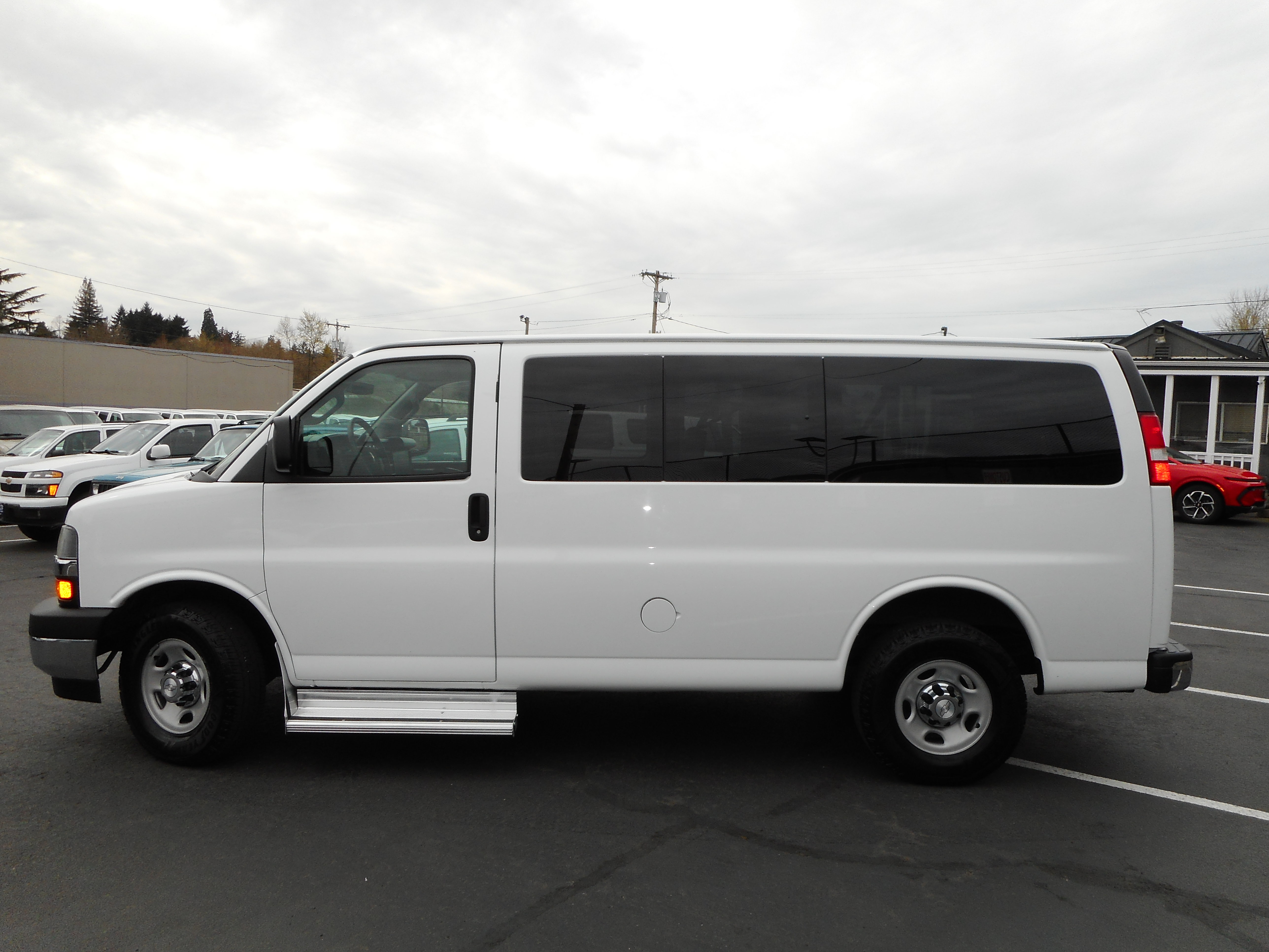 Used 2017 Chevrolet Express 3500 LT w/ LT Preferred Equipment Group RWD image 6