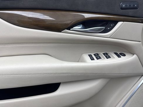Used 2018 Cadillac Escalade Luxury RWD image 19