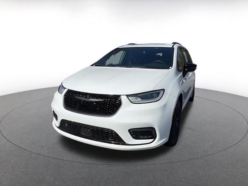 Used 2025 Chrysler Pacifica Limited image 7