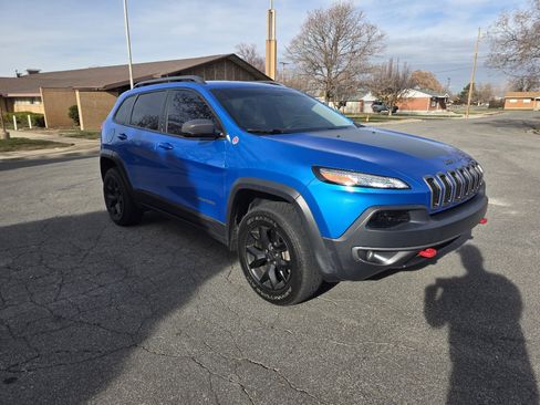 Used 2018 Jeep Cherokee Trailhawk image 8