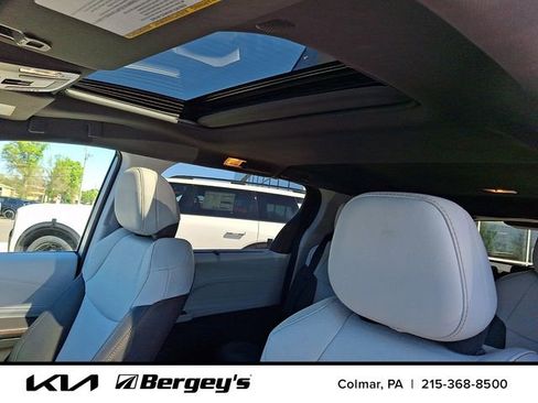 Used 2023 Toyota Sienna XSE AWD/4WD image 17