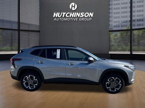 Certified 2025 Chevrolet Trax LT w/ LT Convenience Package image 2