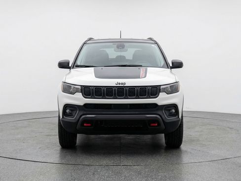 Used 2025 Jeep Compass Trailhawk AWD/4WD image 2