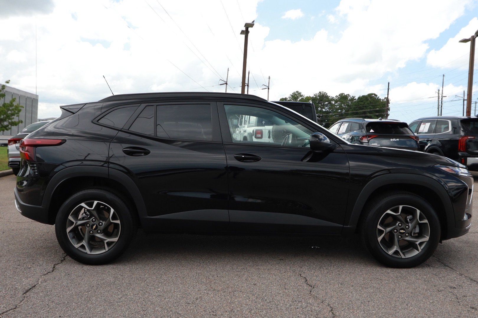 Used 2025 Chevrolet Trax LT w/ LT Convenience Package FWD image 6