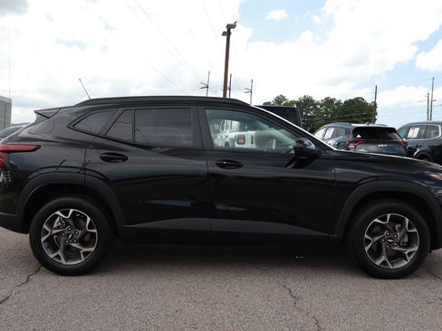 Used 2025 Chevrolet Trax LT w/ LT Convenience Package FWD image 6