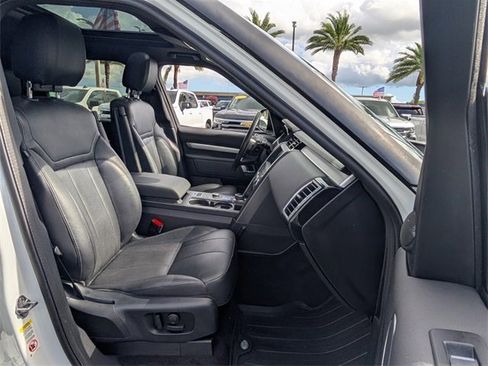 Used 2020 Land Rover Discovery Landmark image 16
