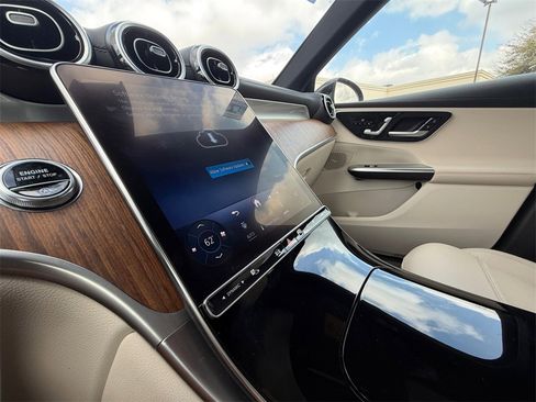 Used 2024 Mercedes-Benz GLC 300 4MATIC image 21