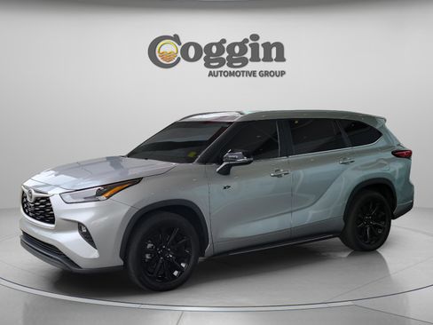 Certified 2023 Toyota Highlander XLE image 1