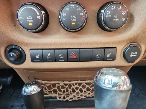Used 2017 Jeep Wrangler Unlimited Sahara w/ Connectivity Group AWD/4WD image 22