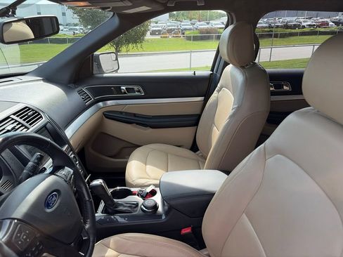 Used 2017 Ford Explorer XLT w/ Equipment Group 202A AWD/4WD image 51