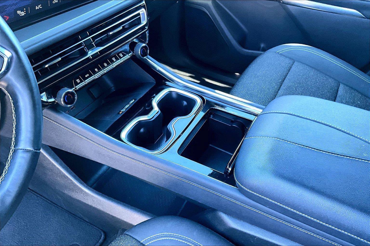 Used 2024 Chevrolet Traverse LT w/ Midnight/Sport Edition FWD image 16