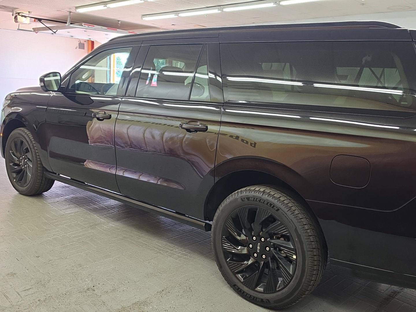 New 2027 Lincoln Navigator L Reserve w/ Jet Appearance Package AWD/4WD image 3