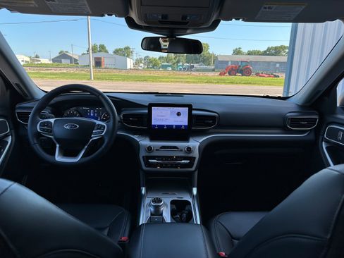 Used 2023 Ford Explorer XLT w/ Equipment Group 202A image 9