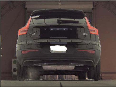 Used 2025 Volvo XC40 B5 Plus image 21