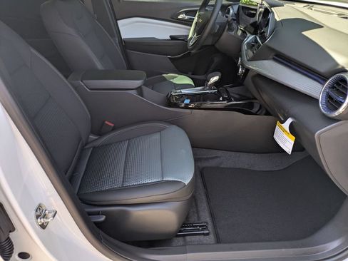 New 2026 Chevrolet Trax LT w/ Sunroof Package FWD image 34