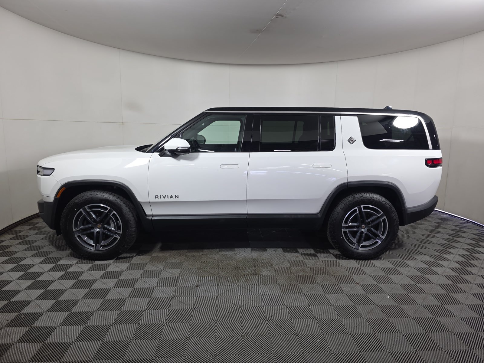 Used 2025 Rivian R1S Adventure Dual AWD/4WD image 2
