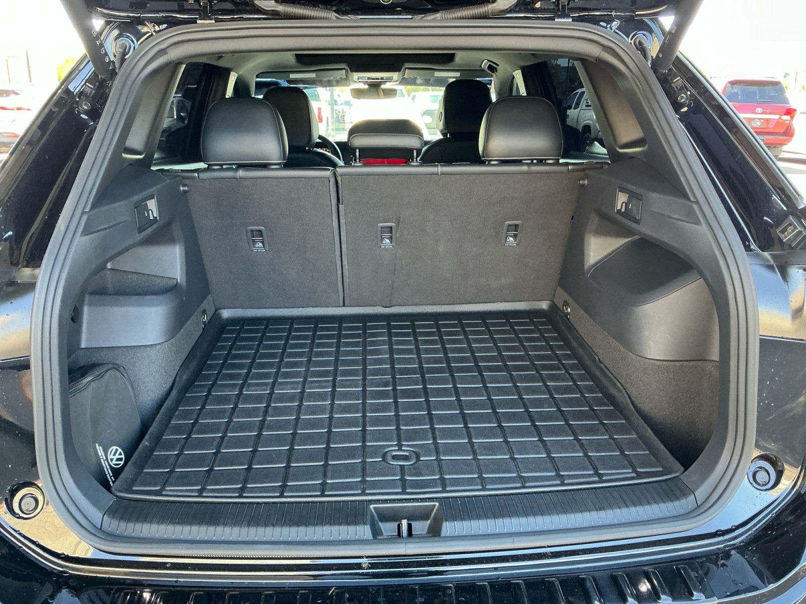 Used 2025 Volkswagen Tiguan SE R-Line AWD/4WD image 34