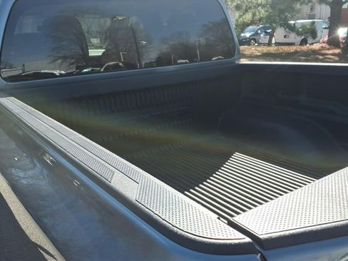 Used 2024 Nissan Frontier SV image 11