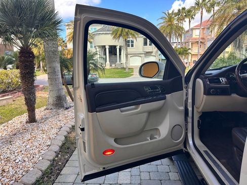 Used 2011 Cadillac Escalade Platinum image 53