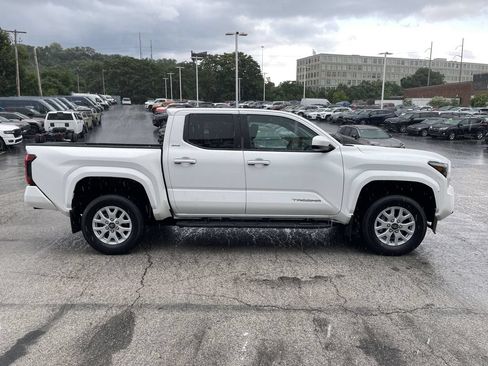 Used 2024 Toyota Tacoma SR5 AWD/4WD image 7