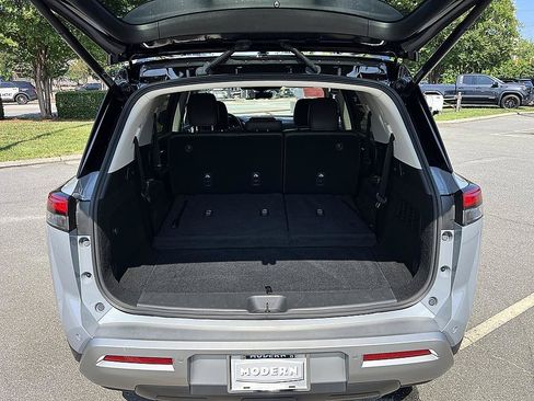 Certified 2025 Nissan Pathfinder SL FWD image 15