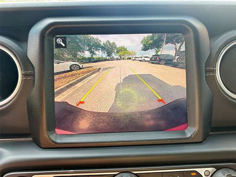 Used 2020 Jeep Gladiator Overland AWD/4WD image 14