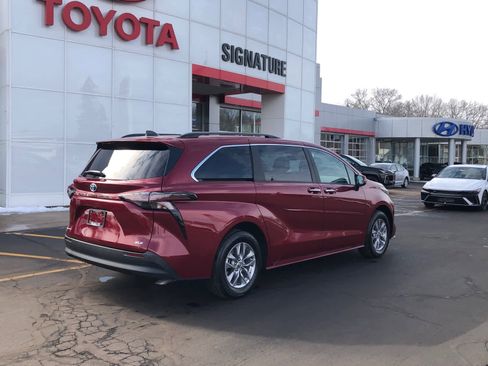 Certified 2025 Toyota Sienna XLE image 2