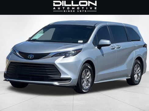 Used 2024 Toyota Sienna LE AWD/4WD image 8