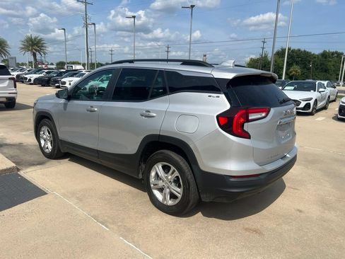 Used 2022 GMC Terrain SLE w/ Driver Convenience Package FWD image 3