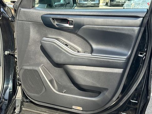 Used 2022 Toyota Highlander XLE image 13