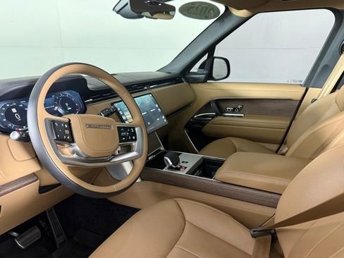 Used 2025 Land Rover Range Rover SE image 6