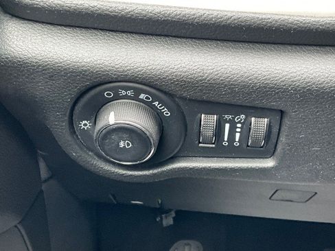 Used 2023 Chrysler Pacifica Touring FWD image 12