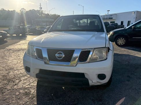 Used 2019 Nissan Frontier SV image 2