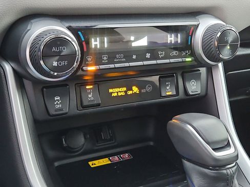 Used 2022 Toyota RAV4 XLE Premium image 28