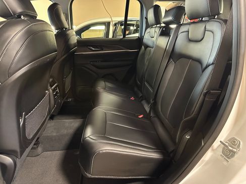 Used 2023 Jeep Grand Cherokee Limited AWD/4WD image 22