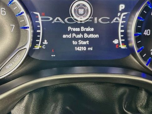 Used 2024 Chrysler Pacifica Touring-L FWD image 13