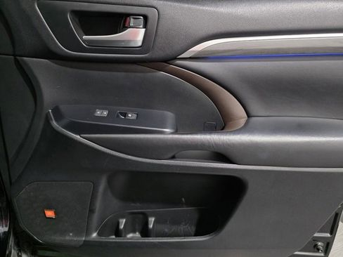 Used 2017 Toyota Highlander Limited image 13
