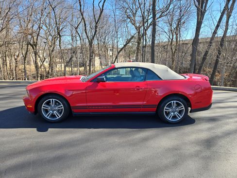 Used 2010 Ford Mustang Convertible image 5