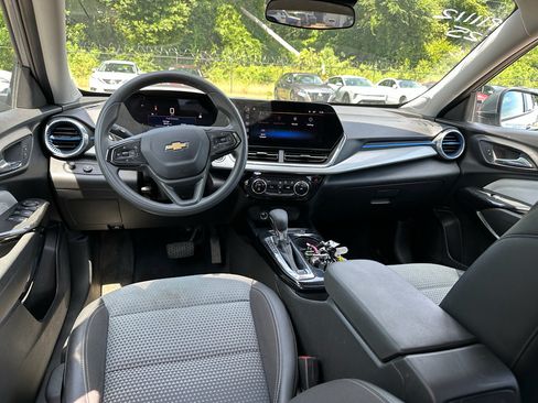 Used 2025 Chevrolet Trax LT FWD image 10