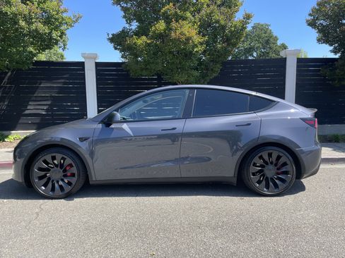 Used 2022 Tesla Model Y Performance AWD/4WD image 3