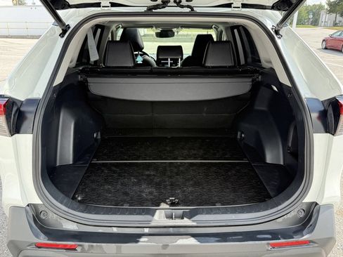 Used 2022 Toyota RAV4 XLE Premium image 18