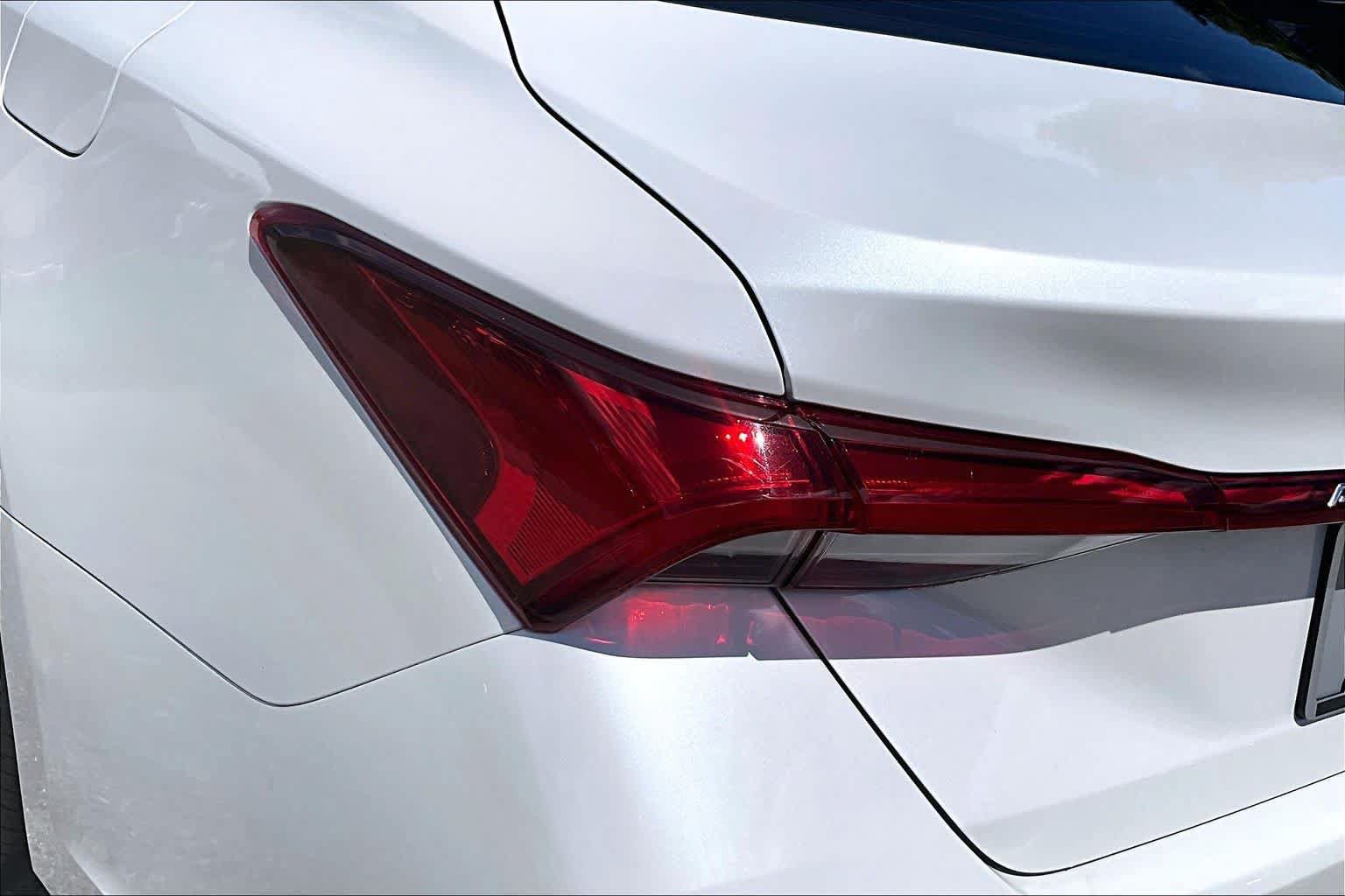 Used 2019 Toyota Avalon Limited FWD image 29