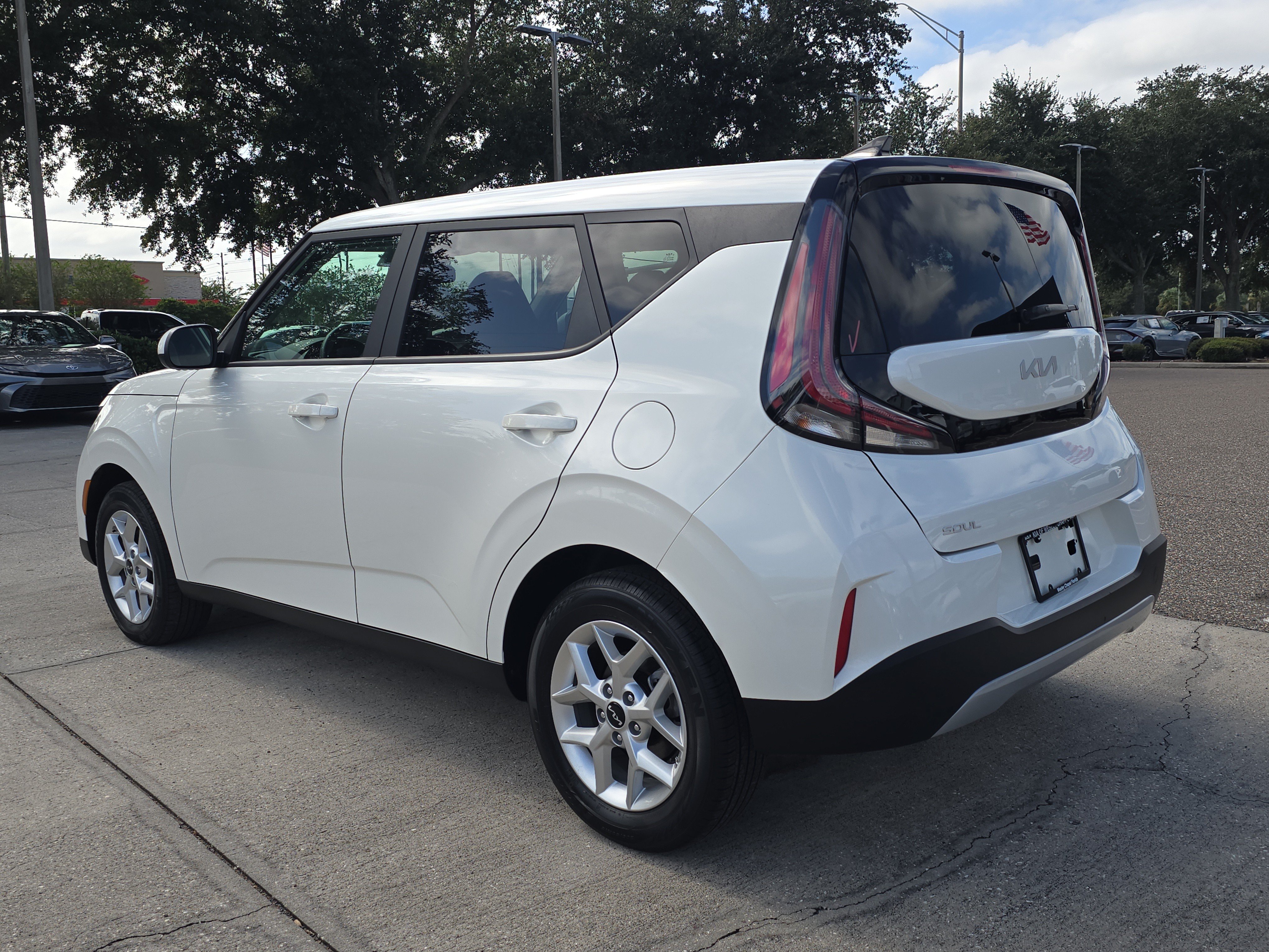 Certified 2025 Kia Soul LX w/ LX Technology Package FWD image 6