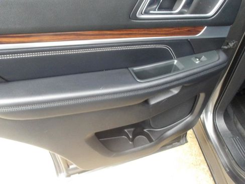Used 2017 Ford Explorer Limited image 16