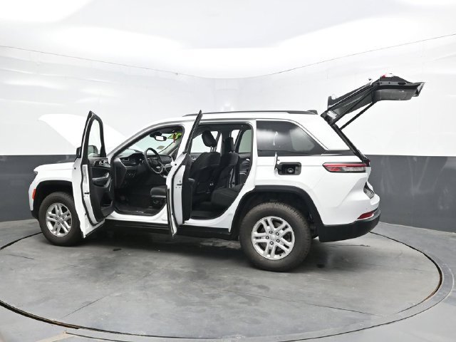 Used 2022 Jeep Grand Cherokee Laredo w/ Luxury Tech Group I AWD/4WD image 53