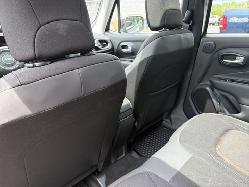 Certified 2023 Jeep Renegade Latitude w/ Sun/Sound Group AWD/4WD image 11