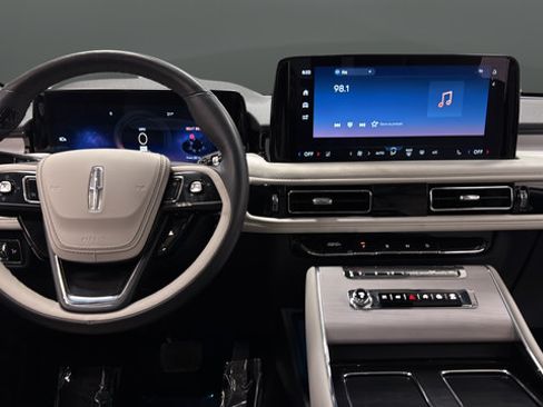 Used 2025 Lincoln Aviator Reserve w/ Equipment Group 201A AWD/4WD image 11