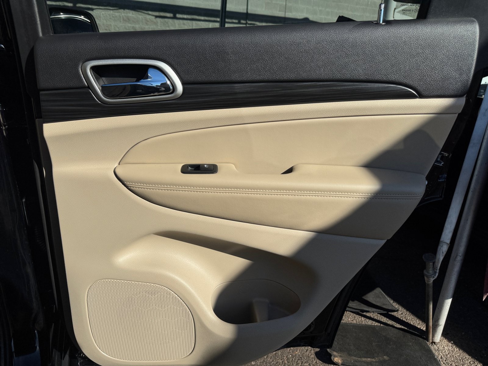 Used 2022 Jeep Grand Cherokee Laredo E RWD image 29
